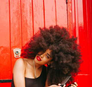 Mulher negra bate recordes: maior cabelo afro do Mundo