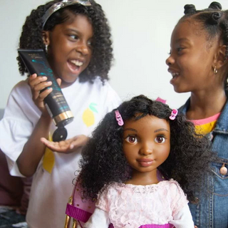 Boneca com cabelo que pode ser lavado e penteado, é ferramenta de empoderamento de crianças nos EUA.